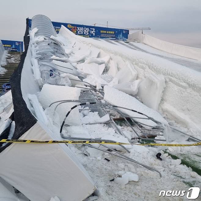 (청주=뉴스1) = 24일 오후 4시18분쯤 충북 청주시 상당구 지북동 눈썰매장에서 비닐하우스 형태의 보행통로 지붕 구조물이 무너져 당시 10여명이 깔렸다 구조됐다.(충북소방본부 제공).2023.12.24/뉴스1 Copyright (C) 뉴스1. All rights reserved. 무단 전재 및 재배포, AI학습 이용 금지.