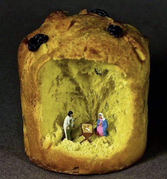 빵 안에 베들레헴에서 아기 예수를 낳은 요셉과 마리아 가족 인형이 놓여 있다. 히브리어로 베들레헴이 빵집이란 뜻을 활용한 예술 작품이다.