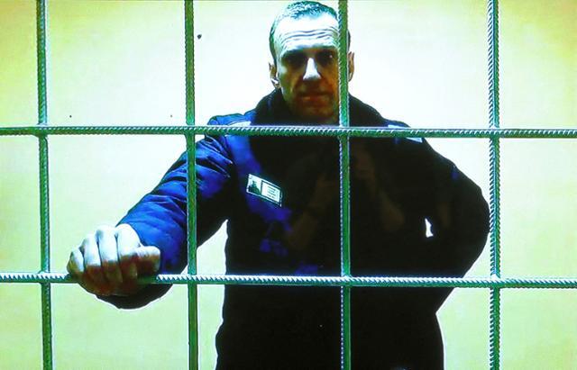 지난해 5월 17일 러시아의 대표적 야권 운동가인 알렉세이 나발니가 수감 중인 상태로 발언하고 있는 모습을 담은 영상의 한 장면. 이 영상은 모스크바 소재 법원에서 열린 재판 도중 공개됐다. 모스크바=로이터 연합뉴스