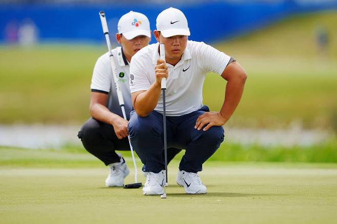 김주형(오른쪽)과 김시우가 PGA 투어 취히리 클래식 경기 도중 함께 그린의 경사를 파악하고 있다. (사진=AFPBBNews)