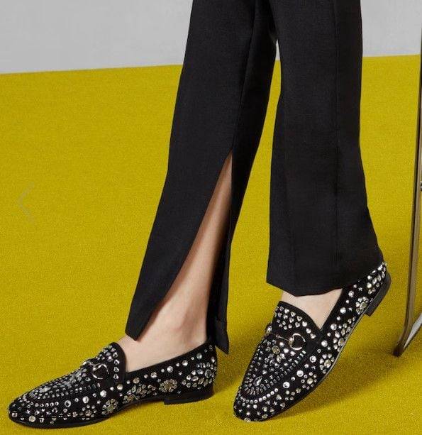 하우스의 상징인 홀스빗 금속 장식이 돋보이는 구찌 조던 여성 로퍼. 블랙 스웨이드에 정교한 다이아몬드 크리스탈 아플리케가 고급스럽다. 구찌 제공.