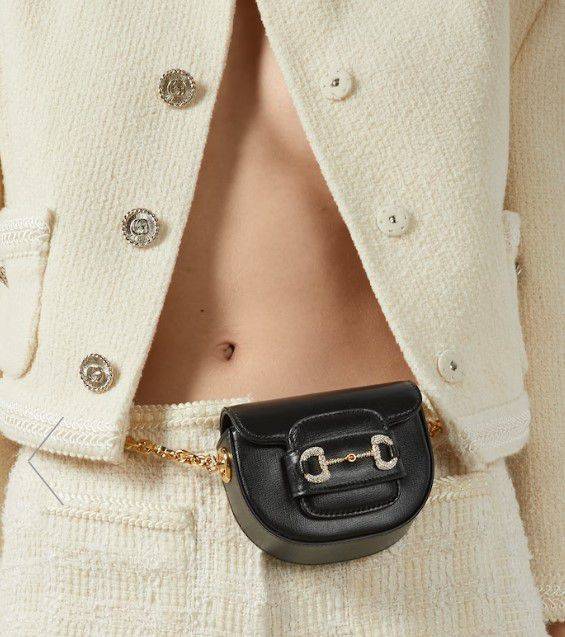 활용도와 실용성이 뛰어난 벨트백으로 진화한 구찌 1955 홀스빗. 블랙 가죽 소재로 G 모티브 체인 스트랩을 달아 스타일을 완성한다. 구찌 제공.