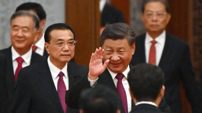 시진핑 중국 국가주석과 리커창 총리가 지난달 30일 베이징 인민대회당에서 열린 리셉션을 위해 참석하고 있다./AFP 연합뉴스