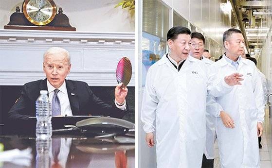 조 바이든 미국 대통령이 2021년 워싱턴DC 백악관에서 열린 ‘반도체 기업 CEO 화상회의’에서 실리콘 웨이퍼를 손에 들고 공급망 확보의 중요성을 강조하고 있다(왼쪽 사진). 시진핑 국가 주석이 2018년 4월 중국 우한의 반도체 기업을 찾아 관계자들과 함께 생산 라인을 둘러보고 있다. EPA·신화=연합뉴스