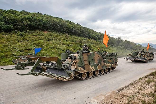 지난 2022년 9월 대한민국 방위산업전시회(DX KOREA 2022) 사전 행사에서 K600 코뿔소 장애물개척전차가 기동하고 있다./육군