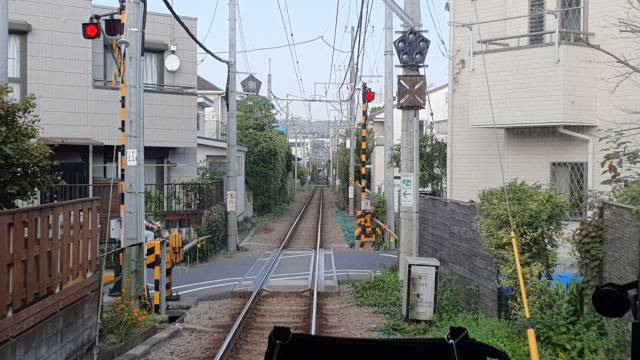 ▲건물 앞마당으로 나온 주민들과 기관사가 인사를 나눌 수 있을 정도로 주택과 붙어있는 에노덴 노선 ⓒ박흥수
