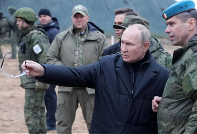 블라디미르 푸틴 러시아 대통령(오른쪽 두 번째)이 러시아군 훈련소를 찾아 새로 동원된 예비군들의 훈련 모습을 참관하고 있다. 타스연합뉴스