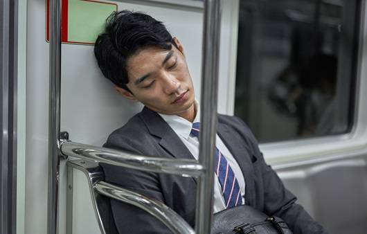 대중교통 등 편히 잠들지 못하는 상황에서 수면 놀람증이 흔히 발생한다|출처: 게티이미지뱅크