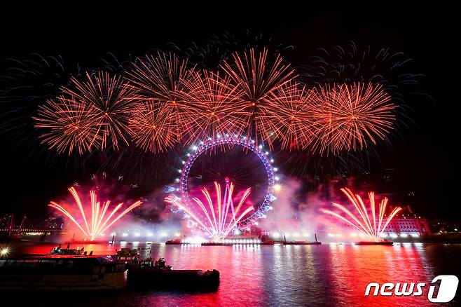 1일(현지시간) 영국 런던에서 2024년 새해를 기념하는 불꽃놀이 행사가 열렸다. 관광 명소인 대관람차 '런던 아이'를 배경으로 화려한 불꽃이 밤하늘을 장식하고 있다. ⓒ 로이터=뉴스1 ⓒ News1 이유진 기자