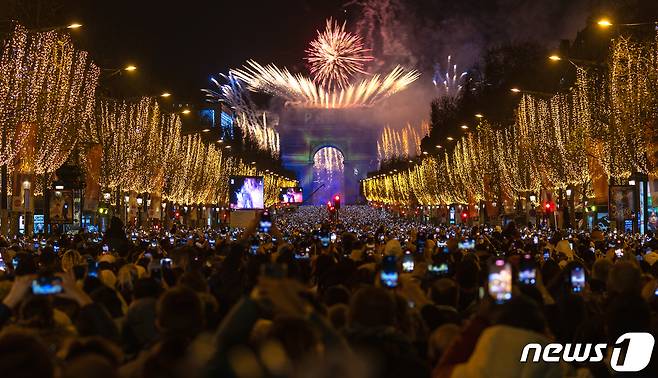 2024년 갑진년(甲辰年) 새해 첫날인 1일 오전(현지시간) 프랑스 파리 개선문에서 새해를 알리는 카운트다운과 함께 불꽃놀이가 펼쳐지고 있다. 2024.1.1/뉴스1 ⓒ News1 이준성 기자