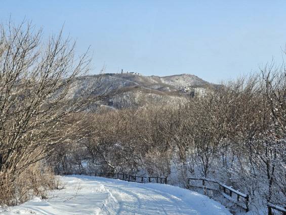 죽령에서 소백산천문대로 경사진 도로에 눈이 쌓여 있다. 멀리 산 정상에 보이는 것이 소백산천문대다.