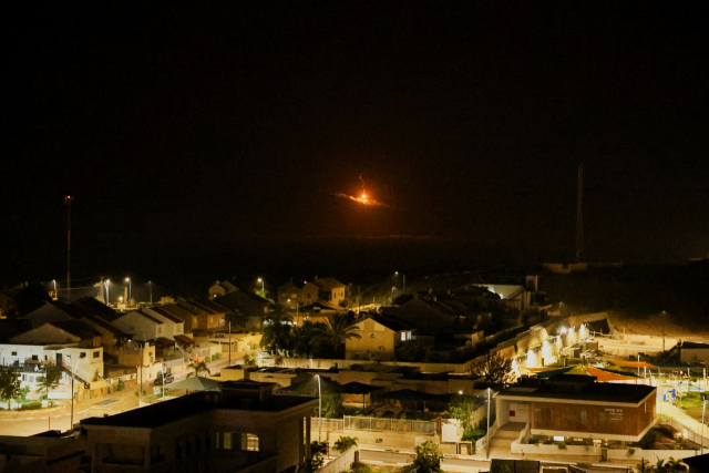 ▲1일(현지시각) 팔레스타인 가자지구로 폭격으로 보이는 불꽃이 떨어지는 모습이 이스라엘 남부에서 관찰됐다. ⓒ로이터=연합뉴스