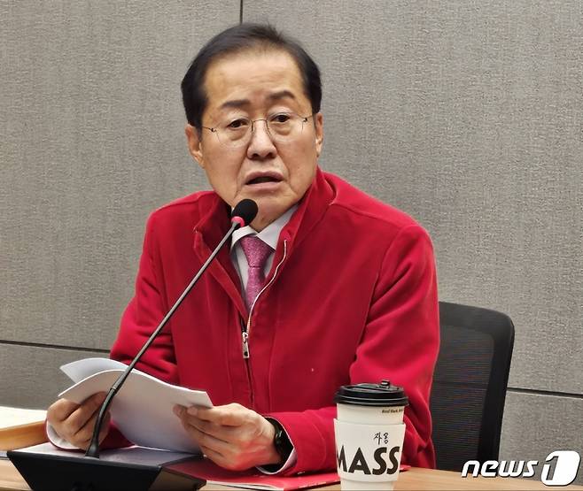 (대구=뉴스1) 남승렬 기자 = 홍준표 대구시장이 27일 대구시 산격청사에서 열린 송년 기자간담회에서 발언하고 있다. 2023.12.27/뉴스1 Copyright (C) 뉴스1. All rights reserved. 무단 전재 및 재배포, AI학습 이용 금지.