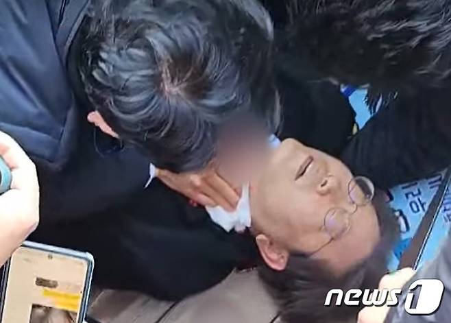 (부산=뉴스1) = 이재명 더불어민주당 대표가 2일 오전 부산 가덕도에서 신원미상인에게 피습 당했다. 사진은 피습당하기 전 모습. (유튜브 정양일 TV 캡쳐) 2024.1.2/뉴스1 Copyright (C) 뉴스1. All rights reserved. 무단 전재 및 재배포, AI학습 이용 금지.