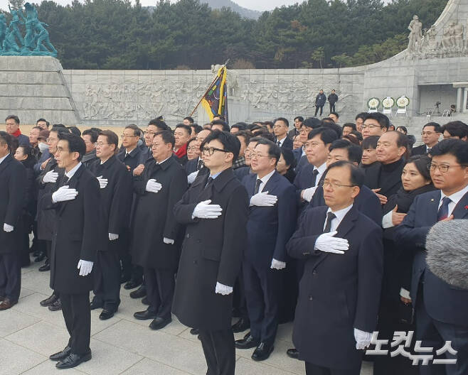 한동훈 비대위원장은 2일 신년인사회 참석에 앞서 국립 대전현충원을 참배했다. 신석우 기자
