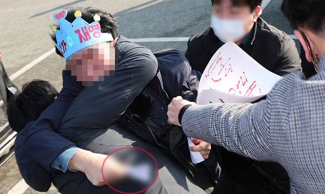 2일 부산 강서구 대항전망대에서 이재명 더불어민주당 대표를 흉기로 피습한 옹의자가 흉기를 든 채 경찰에 제압되고 있다. 뉴시스