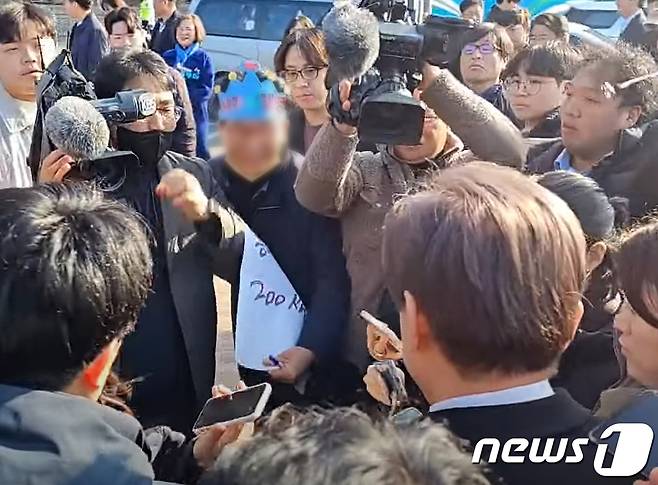 이재명 더불어민주당 대표가 2일 오전 부산 가덕도에서 신원미상인에게 습격을 당했다. 사진은 이재명 대표를 피습한 신원미상인(60대 남자) 모습. (유튜브 정양일 TV 캡처) 2024.1.2/뉴스1