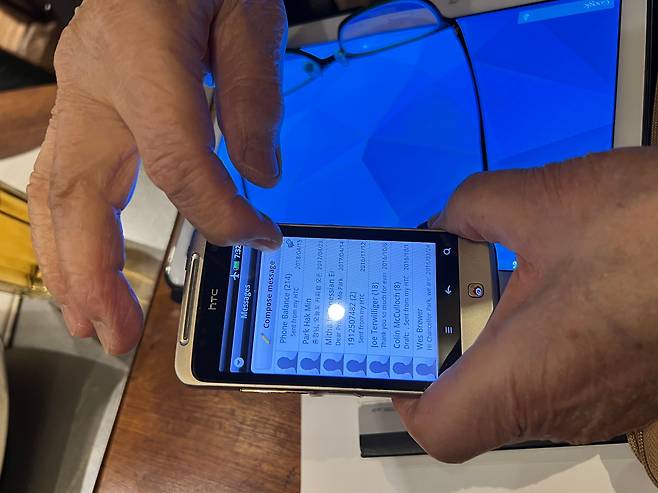 박찬모 평양과기대 명예총장이 북한에서 쓰던 휴대폰을 보여주고 있다. 2017년까지 동료 교직원들과 주고받은 메시지가 그대로 남아있다. 미국은 2017년 미 대학생 오토 웜비어 사망을 계기로 미국인의 방북을 금지했으며, 미 국적자인 박 총장 등 미국 교수진도 이후 만 5년간 방북을 못 하고 원격 수업을 하고 있다. /뉴욕=정시행 특파원