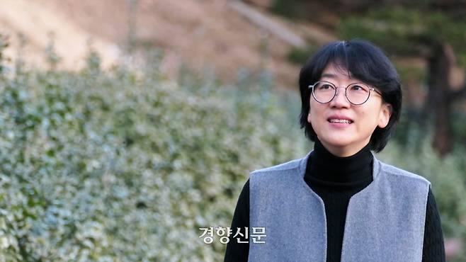 조문영 연세대 문화인류학과 교수가 지난달 22일 서울 연세대 캠퍼스에서 사진 촬영에 응하고 있다. 김종목 기자