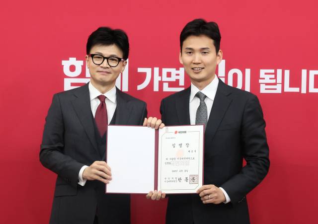 ▲국민의힘 한동훈 비상대책위원장이 지난해 12월 29일 국회에서 열린 비상대책위원 임명장 수여식에서 박은식 비대위원에게 임명장을 수여한 뒤 포즈를 취하고 있다. ⓒ연합뉴스