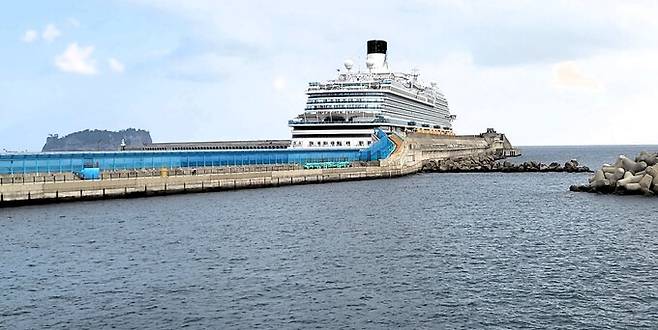 서귀포시 강정동 제주민군복합형관광미항에 입항한 중국 13만t급 대형 크루즈선인 아도라 매직시티호.