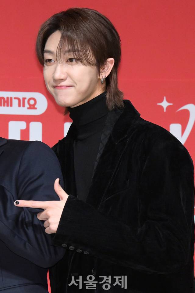 그룹 세븐틴(SEVENTEEN) 디에잇이 3일 오후 서울 강남구 엘리에나호텔에서 진행된 tvN 새 예능프로그램 ‘나나투어 with 세븐틴’ 제작발표회에서 포즈를 취하고 있다. 김규빈 기자