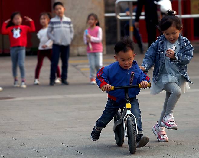 중국 베이징의 한 놀이터에서 어린이들이 뛰어놀고 있다. 한국과 마찬가지로 중국도 심각한 저출산 고령화로 인해 연금 고갈 위기에 처해 있다. /UPI연합