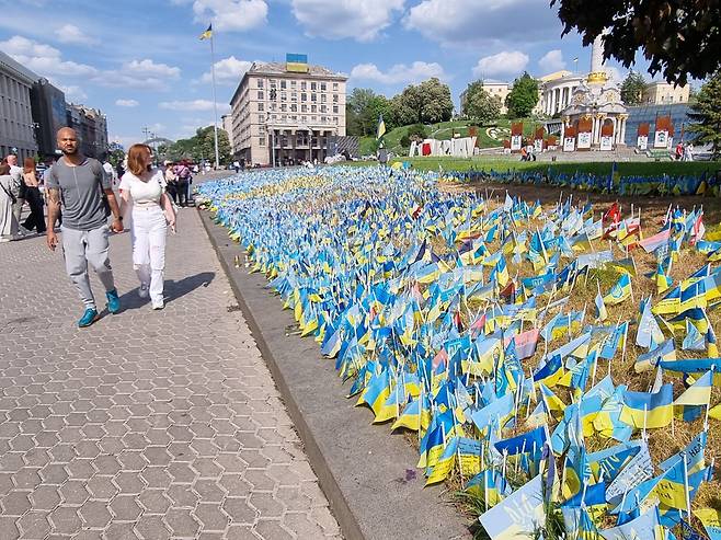 키이우 중심가 마이단(혁명) 광장 앞에서 꽃혀있는 작은 우크라이나 국기들. 국기 하나하나가 전사자 수를 상징한다. 외국인 국제여단 희생자 수만큼 다른 나라 국기도 꽃혀 있다. /키이우(우크라이나)=정철환 특파원
