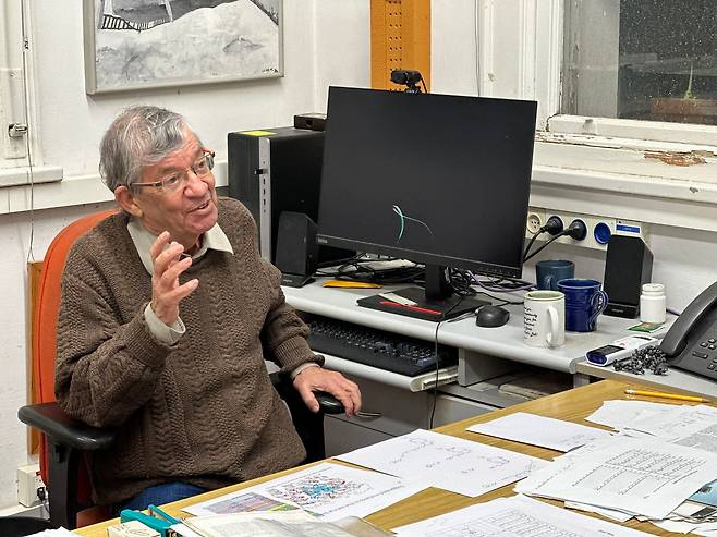 지난 16일 와이즈만 연구소에서 만난 모데카이 셰베스 전 와이즈만 연구소 기술 이전 담당 부총장 겸 유기화학과 교수가 본지와 인터뷰를 하고 있다. /레호보트=오로라 기자