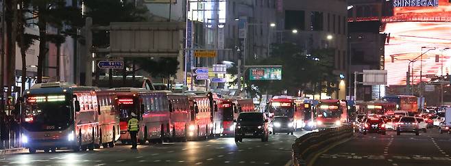 4일 저녁 서울 중구 을지로사거리 명동입구 버스정류장에 광역버스들이 길게 밀려있다. 백소아 기자 thanks@hani.co.kr
