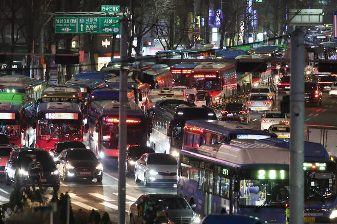 4일 저녁 서울 중구 한국은행 앞 사거리에 명동입구로 향하는 광역버스들이 밀려 있다. 백소아 기자 thanks@hani.co.kr