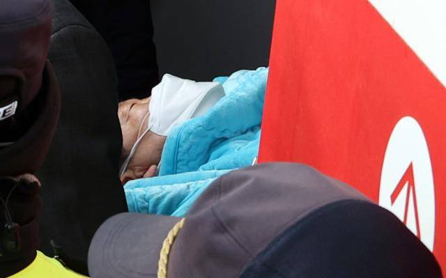 부산에서 60대 남성에게 피습을 당한 이재명 더불어민주당 대표가 2일 오후 부산대병원에서 119소방헬기와 구급차를 타고 서울 종로구 서울대병원에 도착해 이송되고 있다. 뉴스1