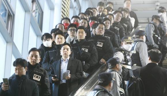 앞뒤로 경찰 호위받는 한동훈 - 한동훈 국민의힘 비상대책위원장이 4일 광주 송정역에 도착해 경찰 경호를 받으며 이동하고 있다. 한 위원장은 이날 광주학생독립운동기념탑과 국립5·18민주묘지를 참배한다. 2024.1.4./뉴스1
