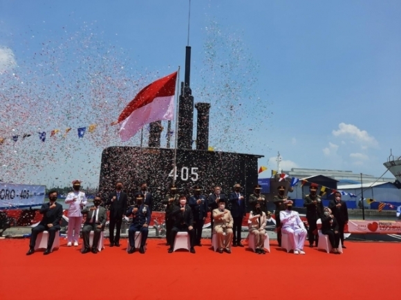 대우조선해양은 인도네시아에서 2011년 1400t급 잠수함 3척(1조 3000억원)을 수주해 2017년 1번함 ‘나가파사(NAGAPASA), 2018년 2번함 ’아르다데달리‘(ARDADEDALI) 건조해 인도네시아 해군에 인도했고, 3번함인 ’알루고로(ALUGORO)-405‘는 한국에서 만든 본체를 2019년 자바섬 수라바야의 국영 조선소인 PAL에서 기술이전 방식으로 조립하도록 했다. 잠수함 인도식은 2021년 현지에서 열렸다. 사진은 2021년 3월 17일 인도네시아 수라바야의 국영 PAL조선소에서 열린 ‘알루고로(Alugoro)’ 잠수함 인도식. 주인도네시아 한국대사관 자료