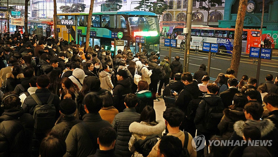 지난 4일 오후 서울 명동 입구 광역버스 정류소에서 시민들이 버스를 기다리고 있습니다. 지난해 12월 27일 서울시가 '줄서기 표지판'을 설치한 교통 체증이 더 심해지고 일대가 혼잡해졌다는 지적이 나왔습니다.