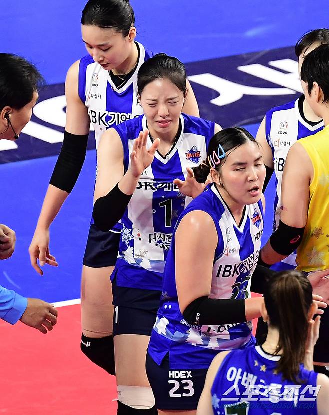 얼굴 강타에 어지럼증을 호소하는 육서영.