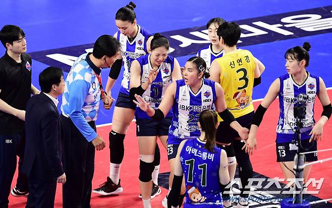 육서영을 걱정스럽게 지켜보는 동료들.