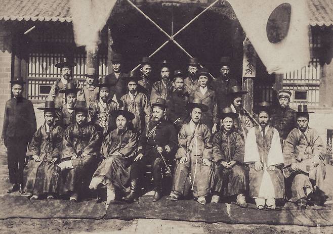 1895년 3월 19일 조선정부는 군무대신 조희연을 단장으로 한 일본군 위문단을 파견했다. 그달 19일 위문단은 여순 옆 금주성 일본군 사령부에서 기념사진을 찍었다. 앞줄 가운데 군복 입은 사람이 조희연이다. /일본국회도서관