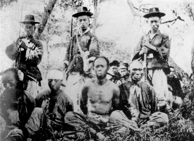 1894년 9월 평양전투에서 촬영한 사진(추정). 일본군에 편입된 조선군이 청나라 포로를 감시하고 있는 장면이다. /映像が語る日韓倂合史(영상으로 말하는 일한병합사)