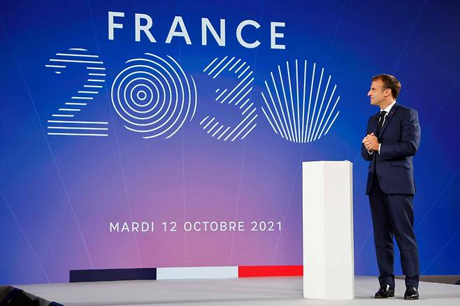 12일(현지 시각) 에마뉘엘 마크롱 프랑스 대통령이 엘리제궁에서 '프랑스 2030' 계획에 대해 발표하고 있다./AFP 연합뉴스