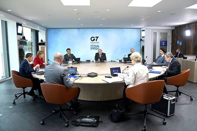 11일 영국 남서부 콘월지방의 카비스베이호텔에서 G7 정상들이 첫번째 세션을 시작한 모습/UPI 연합뉴스