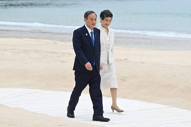 스가 요시히데 일본 총리 부부가  G7 정상회의장에 입장하는 장면/AFP 연합뉴스