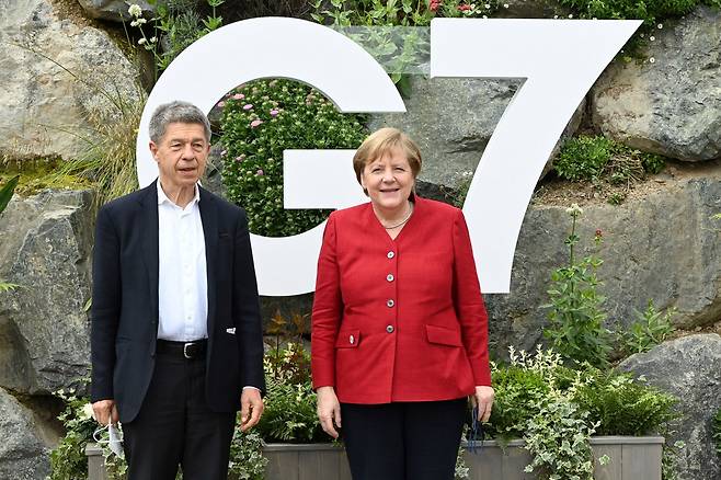 앙겔라 메르켈 독일 총리 부부가 G7 정상회의장에 도착해 기념 사진을 찍었다./UPI 연합뉴스
