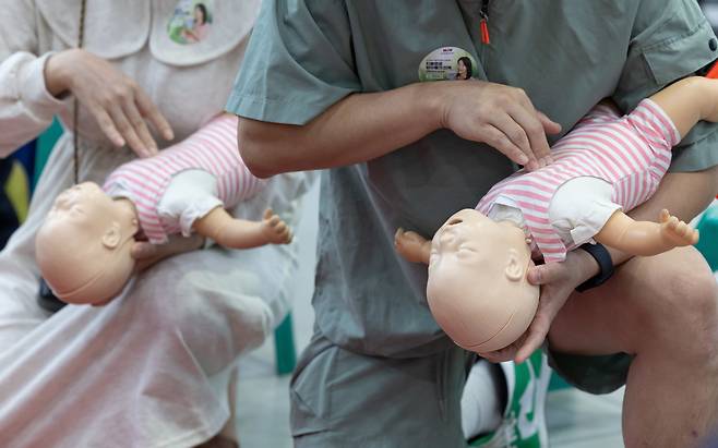 서울 강남구 코엑스에서 열린 2023 코베 베이비페어를 찾은 시민들이 대한적십자사 서울지사 관계자들에게 영유아 응급처치 및 심폐소생술을 배우고 있다 /뉴스1