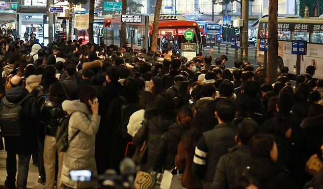 지난 4일 저녁 서울 명동에서 시민들이 퇴근을 하기 위해 버스를 기다리고 있다. /연합뉴스