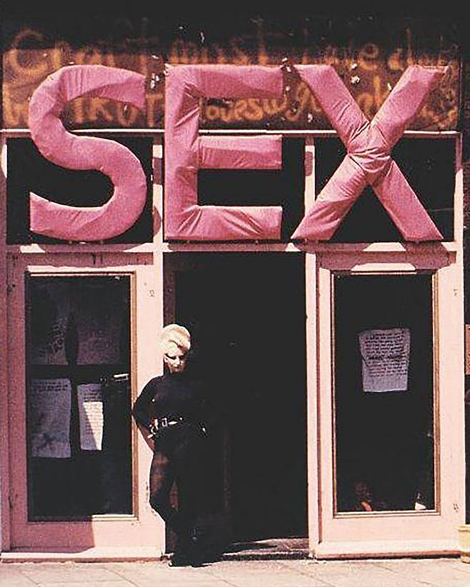 2 자신의 옷가게 앞에 선 비비안 웨스트우드(1974)