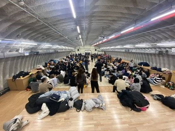 5일 인천 백령면 주민과 관광객들이 몸을 피한 모습. 뉴스1