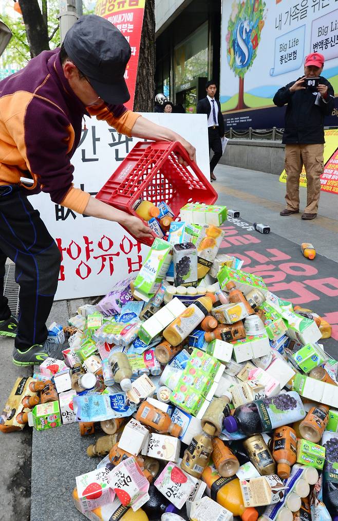 2013년 남양유업 본사 앞에서 대리점주들이 남양유업 제품을 길에 버리고 있다. 경향신문 자료사진