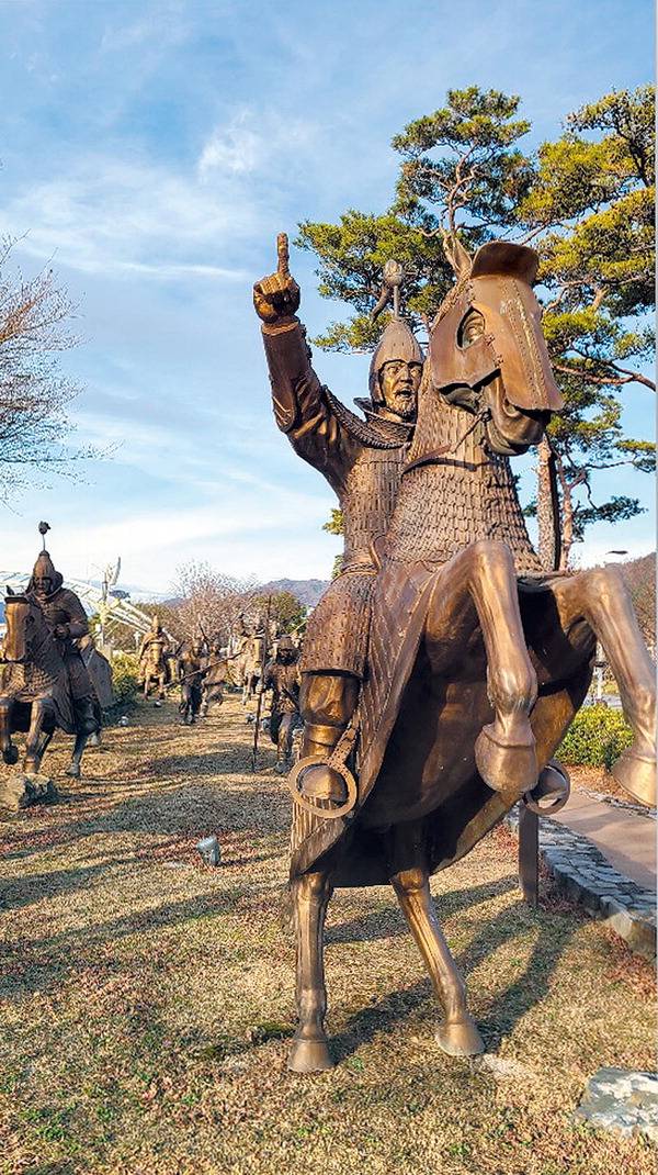 경남 김해시 봉황동 대성동고분군과 해반천 사이 ‘가야의 거리’에 들어선 가야의 기마무사 조형물. 철을 바탕으로 강성한 제국의 이미지를 풍긴다.