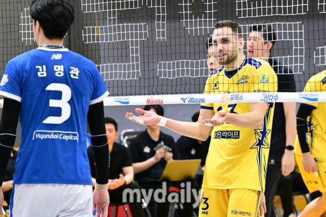 최민호의 어필에 비예나가 항변하고 있다 / 한국배구연맹.